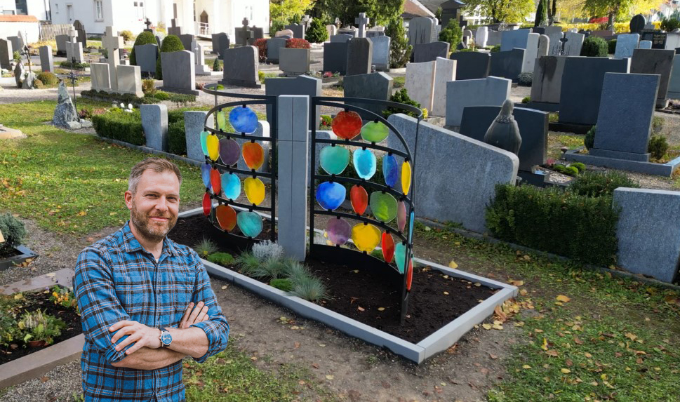 Daniel Probst-Bosch neben der Urnengrabanlage HIMMELREICH MEMORIAL in Lenzfried – STOI Steinmetzwerkstatt