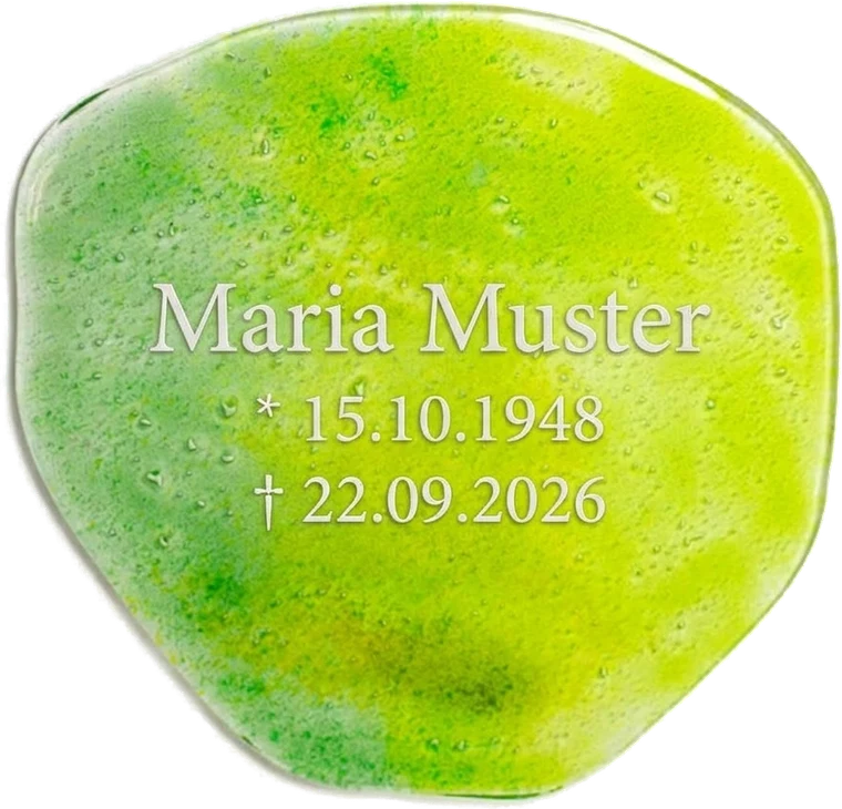 Hellgrüne Glasscheibe mit eingraviertem Namen und Lebensdaten – STOI Steinmetzwerkstatt