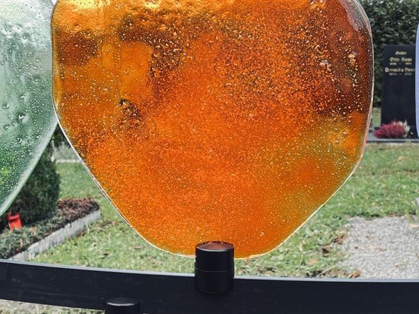 Sonnenlicht fällt durch eine Glasscheibe der Urnengrabanlage HIMMELREICH MEMORIAL in Lenzfried – STOI Steinmetzwerkstatt