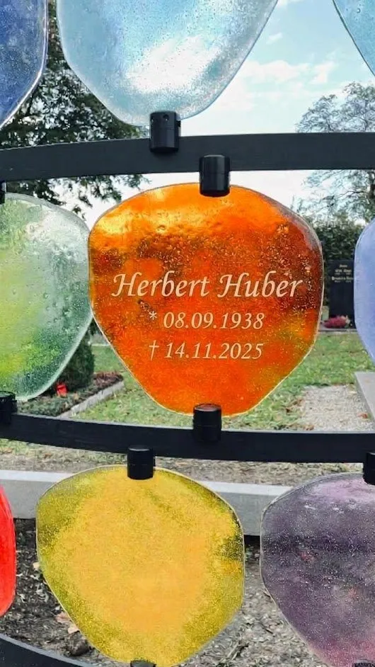 Orange Glasscheibe mit Namen und Lebensdaten in der Urnengrabanlage – STOI Steinmetzwerkstatt